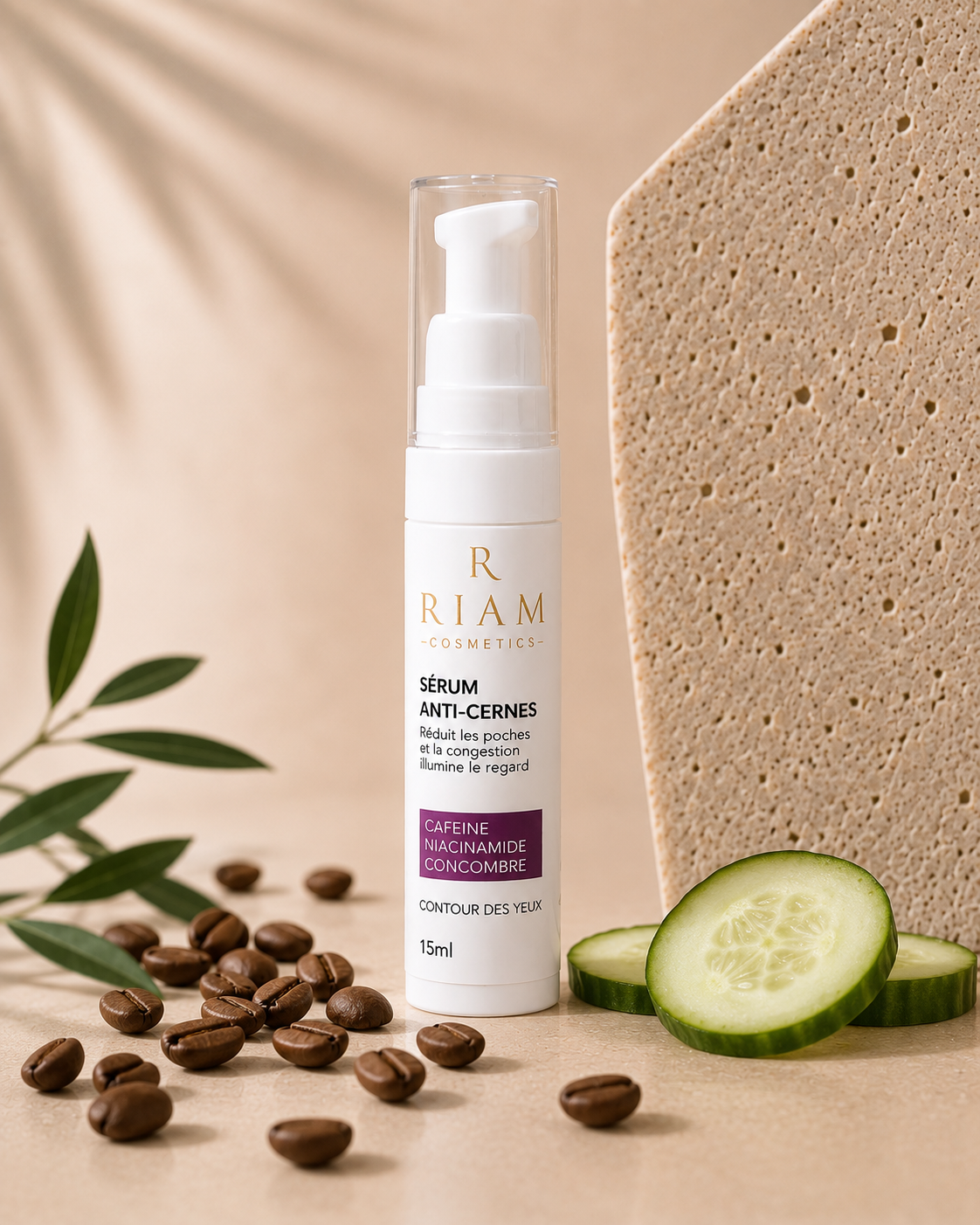 Flacon Illuminating Eye Serum Riam Cosmetics avec caféine et concombre.